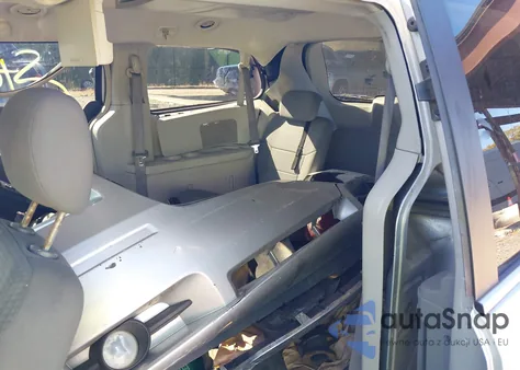 2010 Chrysler Town & Country Touring from USA, damaged, VIN 2A4RR5D16AR176131